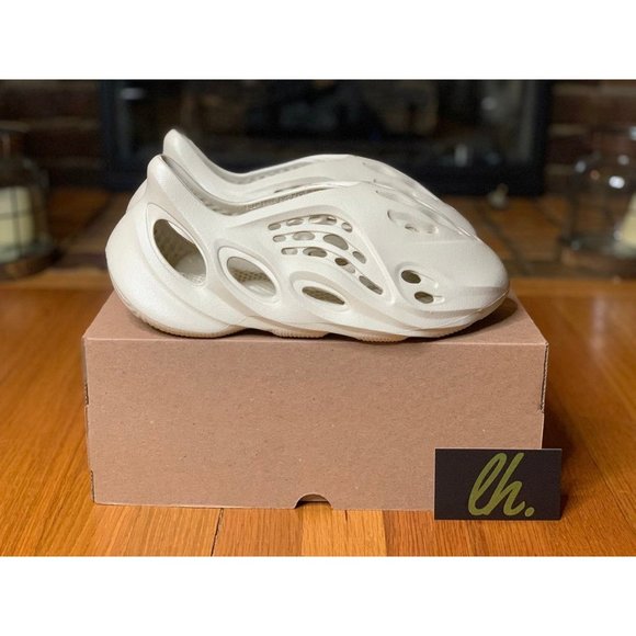 Size 9 Adidas Yeezy FoamRNNR "Sand" - Picture 4 of 6
